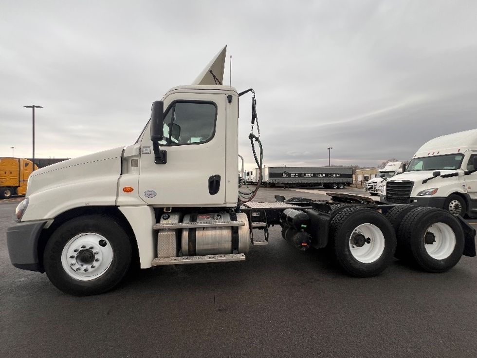 Day Cab Tractor-Heavy Duty Tractors-Freightliner-2019-Cascadia 12564ST-East Chicago-IN-379,456\n\t\tmiles-$ 41,750 - Image 4