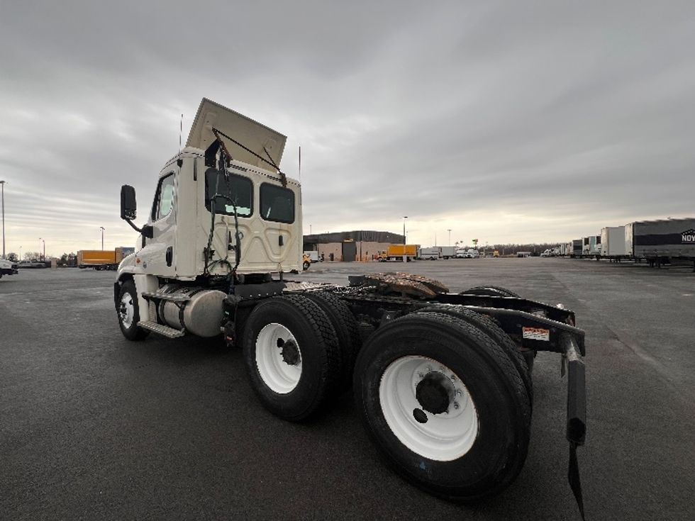 Day Cab Tractor-Heavy Duty Tractors-Freightliner-2019-Cascadia 12564ST-East Chicago-IN-379,456\n\t\tmiles-$ 41,750 - Image 5