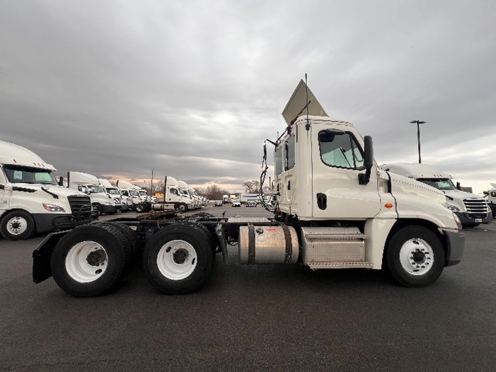 Day Cab Tractor-Heavy Duty Tractors-Freightliner-2019-Cascadia 12564ST-East Chicago-IN-379,456\n\t\tmiles-$ 41,750 - Image 8