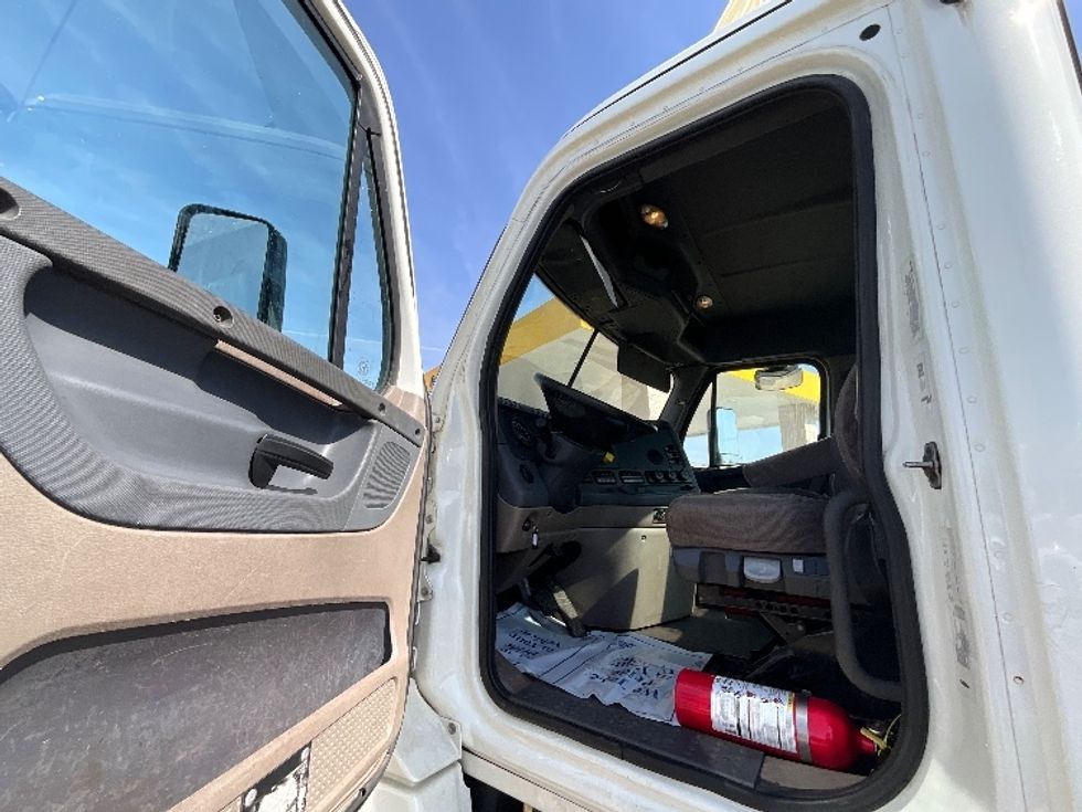 Day Cab Tractor-Heavy Duty Tractors-Freightliner-2019-Cascadia 12564ST-East Chicago-IN-379,456\n\t\tmiles-$ 41,750 - Image 9