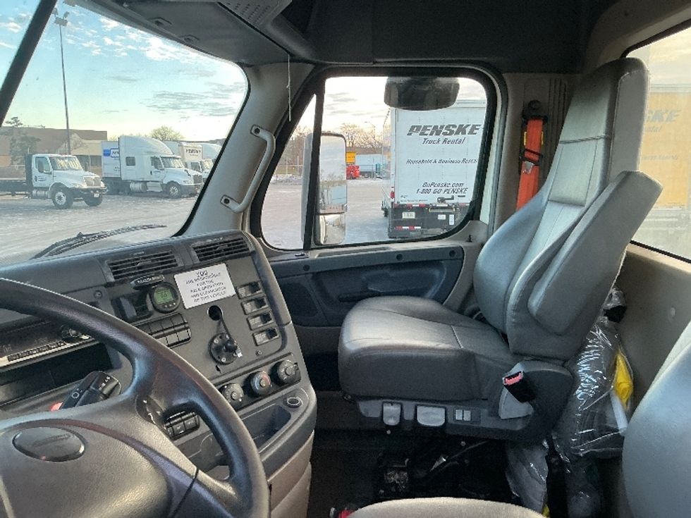 Day Cab Tractor-Heavy Duty Tractors-Freightliner-2019-Cascadia 12564ST-East Chicago-IN-391,382\n\t\tmiles-$ 39,000 - Image 10