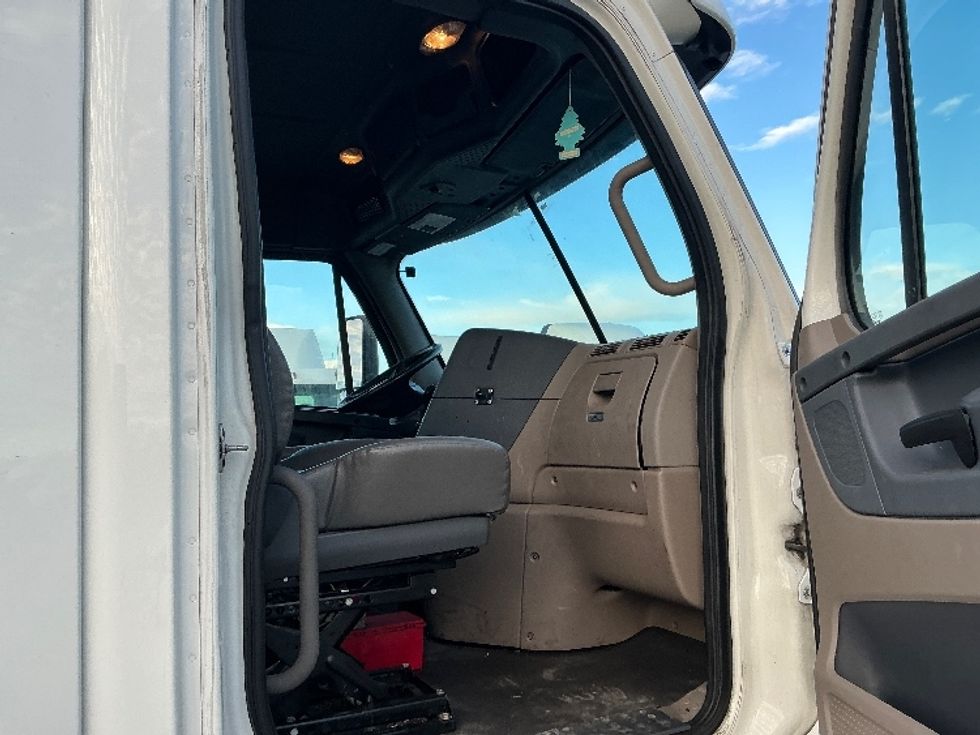 Day Cab Tractor-Heavy Duty Tractors-Freightliner-2019-Cascadia 12564ST-East Chicago-IN-391,382\n\t\tmiles-$ 39,000 - Image 12