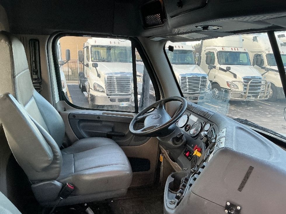 Day Cab Tractor-Heavy Duty Tractors-Freightliner-2019-Cascadia 12564ST-East Chicago-IN-391,382\n\t\tmiles-$ 39,000 - Image 14
