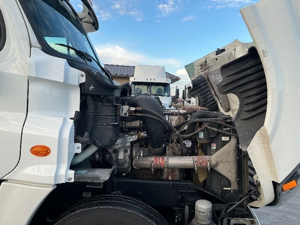 Day Cab Tractor-Heavy Duty Tractors-Freightliner-2019-Cascadia 12564ST-East Chicago-IN-391,382\n\t\tmiles-$ 39,000 - Image 15