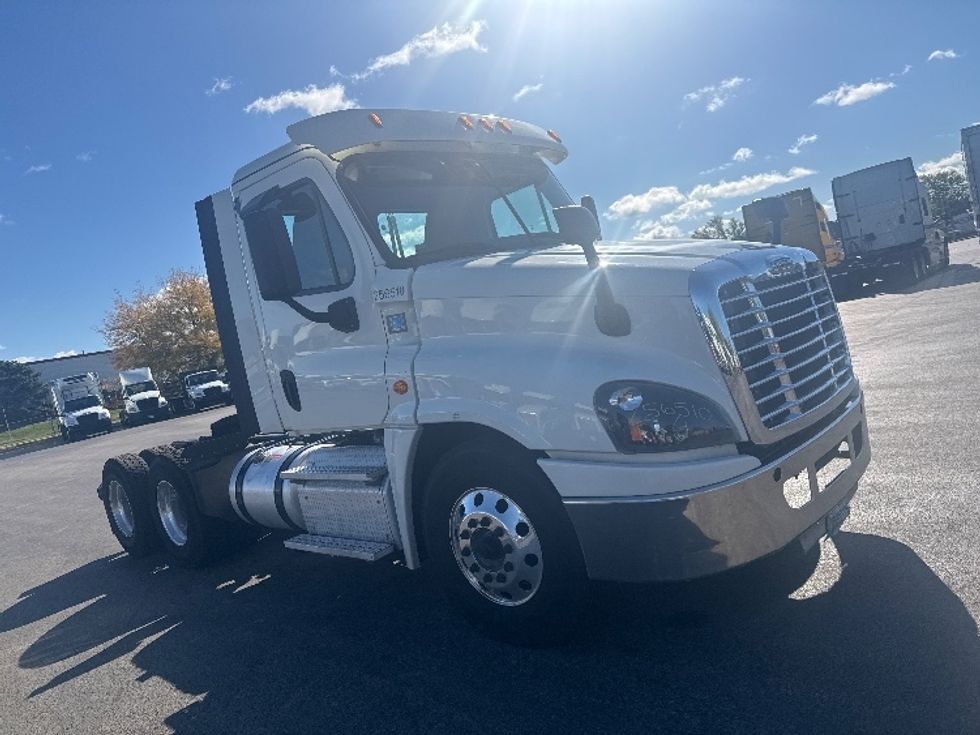 Day Cab Tractor-Heavy Duty Tractors-Freightliner-2019-Cascadia 12564ST-East Chicago-IN-393,887\n\t\tmiles-$ 39,750 - Image 1