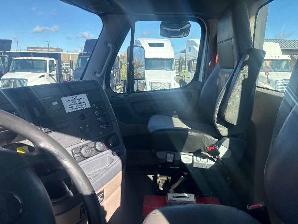 Day Cab Tractor-Heavy Duty Tractors-Freightliner-2019-Cascadia 12564ST-East Chicago-IN-393,887\n\t\tmiles-$ 39,750 - Image 10