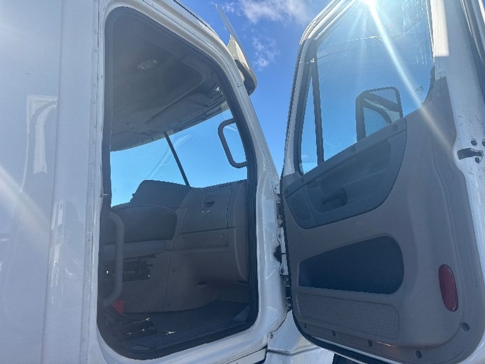 Day Cab Tractor-Heavy Duty Tractors-Freightliner-2019-Cascadia 12564ST-East Chicago-IN-393,887\n\t\tmiles-$ 39,750 - Image 12