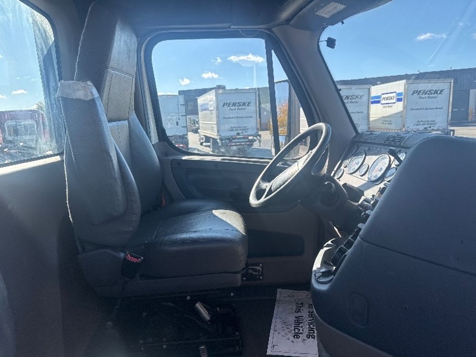 Day Cab Tractor-Heavy Duty Tractors-Freightliner-2019-Cascadia 12564ST-East Chicago-IN-393,887\n\t\tmiles-$ 39,750 - Image 14