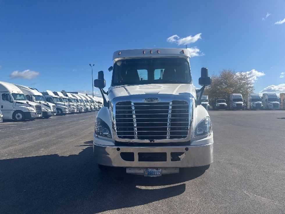 Day Cab Tractor-Heavy Duty Tractors-Freightliner-2019-Cascadia 12564ST-East Chicago-IN-393,887\n\t\tmiles-$ 39,750 - Image 2