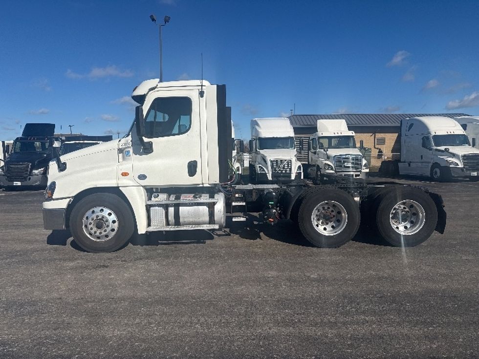 Day Cab Tractor-Heavy Duty Tractors-Freightliner-2019-Cascadia 12564ST-East Chicago-IN-393,887\n\t\tmiles-$ 39,750 - Image 4