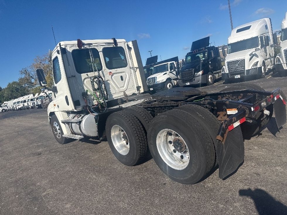 Day Cab Tractor-Heavy Duty Tractors-Freightliner-2019-Cascadia 12564ST-East Chicago-IN-393,887\n\t\tmiles-$ 39,750 - Image 5