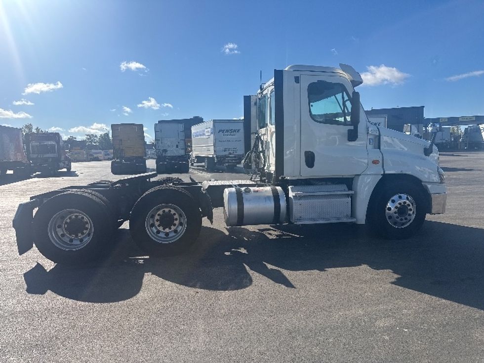 Day Cab Tractor-Heavy Duty Tractors-Freightliner-2019-Cascadia 12564ST-East Chicago-IN-393,887\n\t\tmiles-$ 39,750 - Image 8