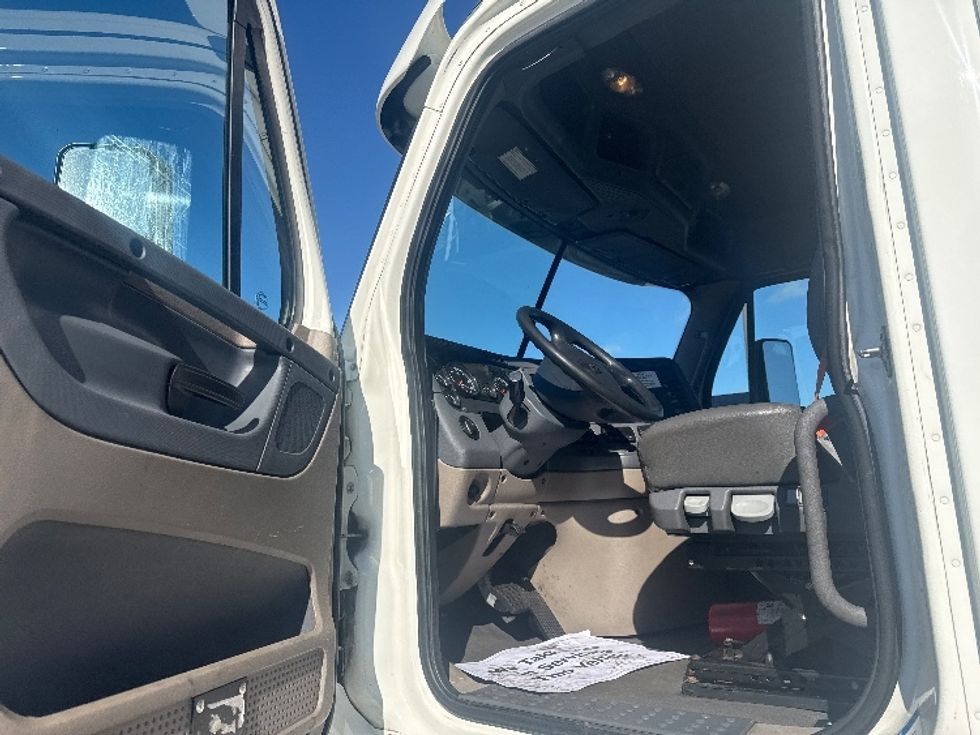 Day Cab Tractor-Heavy Duty Tractors-Freightliner-2019-Cascadia 12564ST-East Chicago-IN-393,887\n\t\tmiles-$ 39,750 - Image 9
