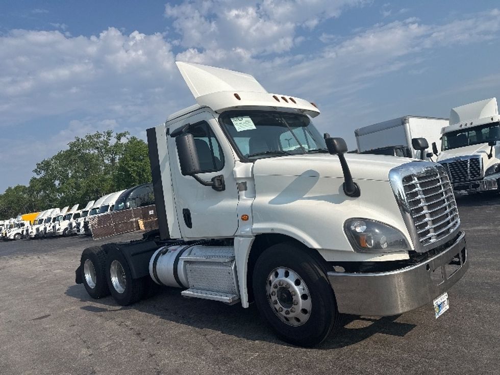 Day Cab Tractor-Heavy Duty Tractors-Freightliner-2019-Cascadia 12564ST-East Chicago-IN-396,043\n\t\tmiles-$ 42,500 - Image 1