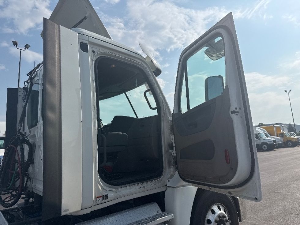 Day Cab Tractor-Heavy Duty Tractors-Freightliner-2019-Cascadia 12564ST-East Chicago-IN-396,043\n\t\tmiles-$ 42,500 - Image 12