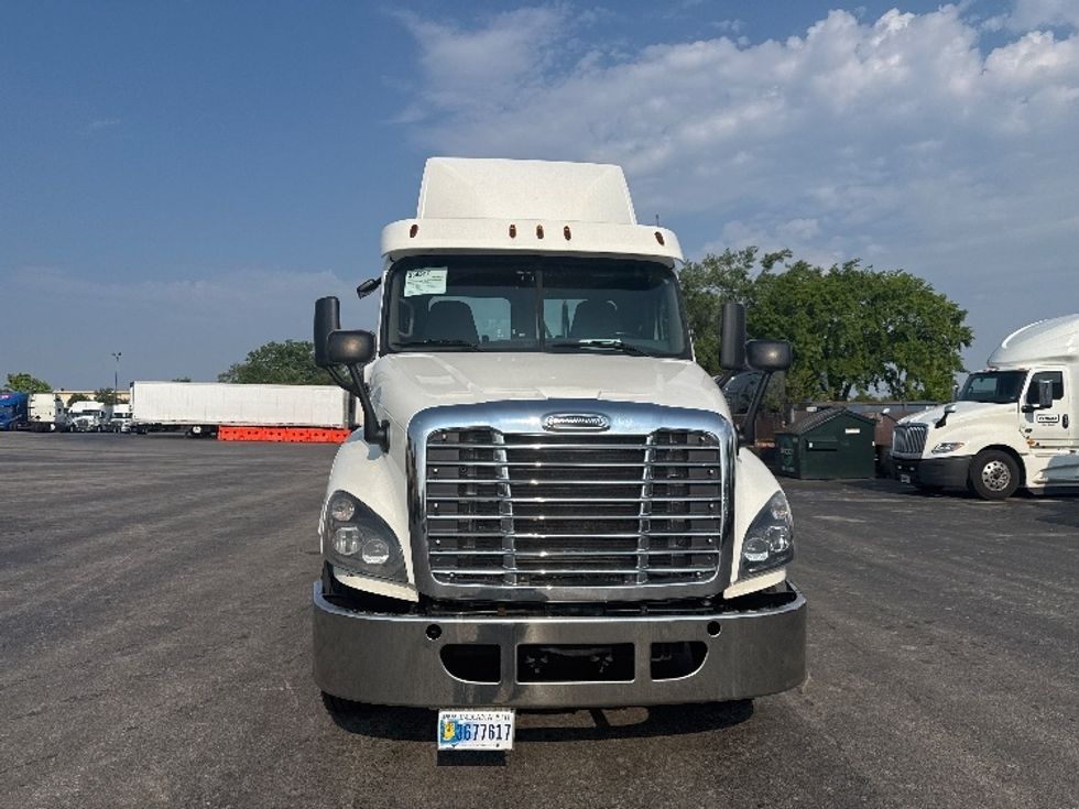 Day Cab Tractor-Heavy Duty Tractors-Freightliner-2019-Cascadia 12564ST-East Chicago-IN-396,043\n\t\tmiles-$ 42,500 - Image 2