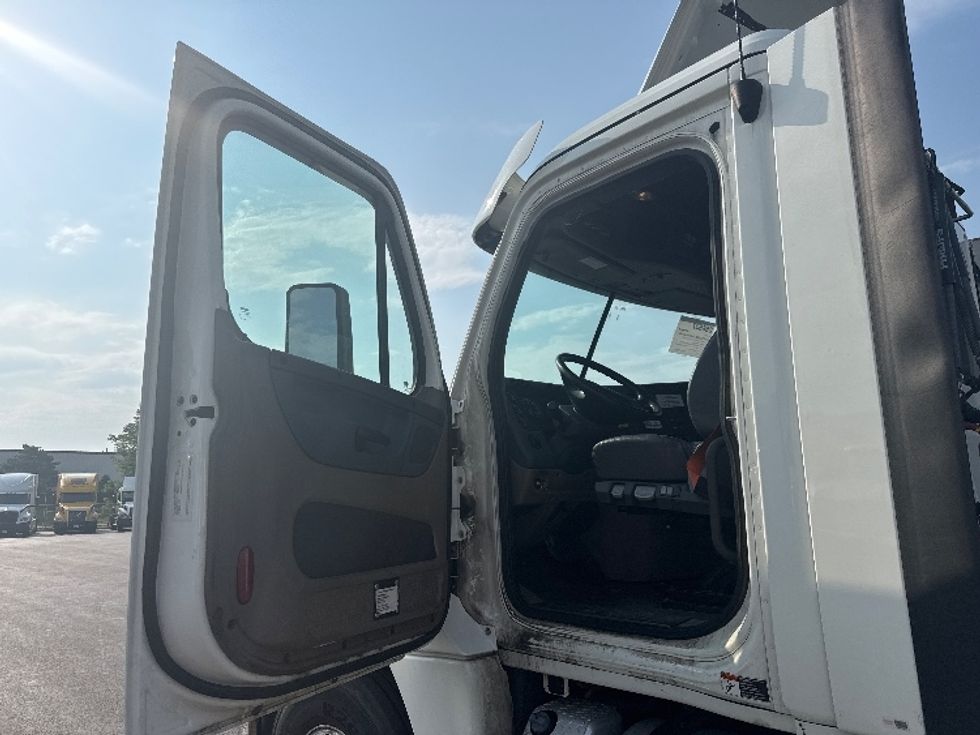 Day Cab Tractor-Heavy Duty Tractors-Freightliner-2019-Cascadia 12564ST-East Chicago-IN-396,043\n\t\tmiles-$ 42,500 - Image 9