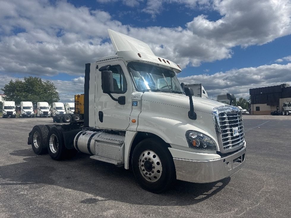 Day Cab Tractor-Heavy Duty Tractors-Freightliner-2019-Cascadia 12564ST-East Chicago-IN-411,784\n\t\tmiles-$ 41,500 - Image 1