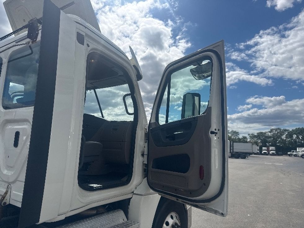 Day Cab Tractor-Heavy Duty Tractors-Freightliner-2019-Cascadia 12564ST-East Chicago-IN-411,784\n\t\tmiles-$ 41,500 - Image 12