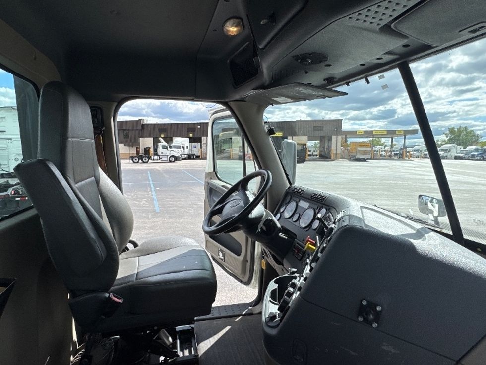 Day Cab Tractor-Heavy Duty Tractors-Freightliner-2019-Cascadia 12564ST-East Chicago-IN-411,784\n\t\tmiles-$ 41,500 - Image 14