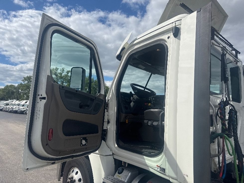 Day Cab Tractor-Heavy Duty Tractors-Freightliner-2019-Cascadia 12564ST-East Chicago-IN-411,784\n\t\tmiles-$ 41,500 - Image 9