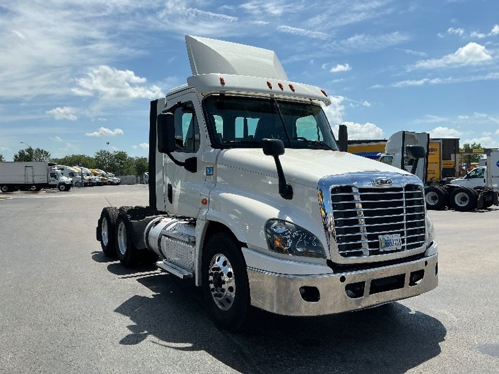 Day Cab Tractor-Heavy Duty Tractors-Freightliner-2019-Cascadia 12564ST-East Chicago-IN-424,198\n\t\tmiles-$ 40,750 - Image 1