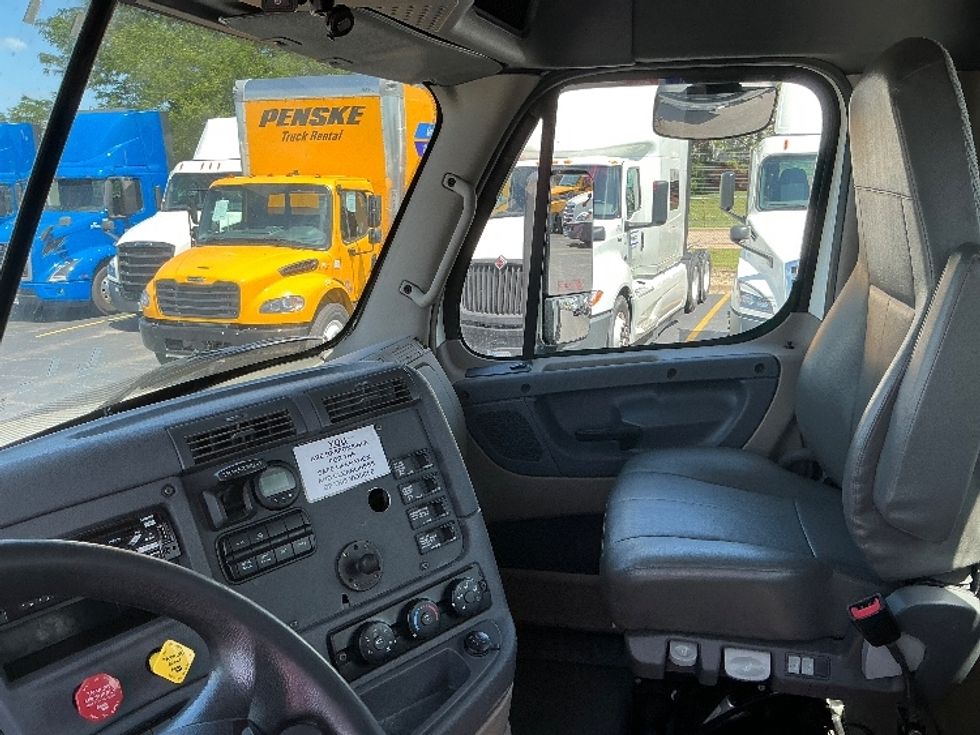 Day Cab Tractor-Heavy Duty Tractors-Freightliner-2019-Cascadia 12564ST-East Chicago-IN-424,198\n\t\tmiles-$ 40,750 - Image 10