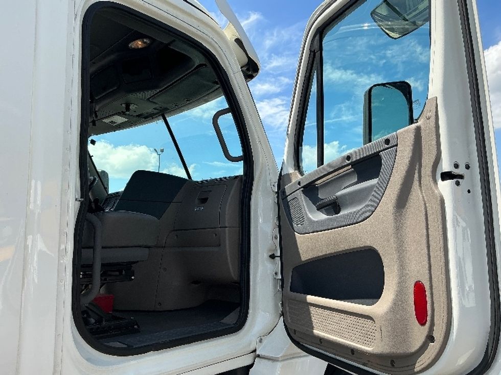 Day Cab Tractor-Heavy Duty Tractors-Freightliner-2019-Cascadia 12564ST-East Chicago-IN-424,198\n\t\tmiles-$ 40,750 - Image 12