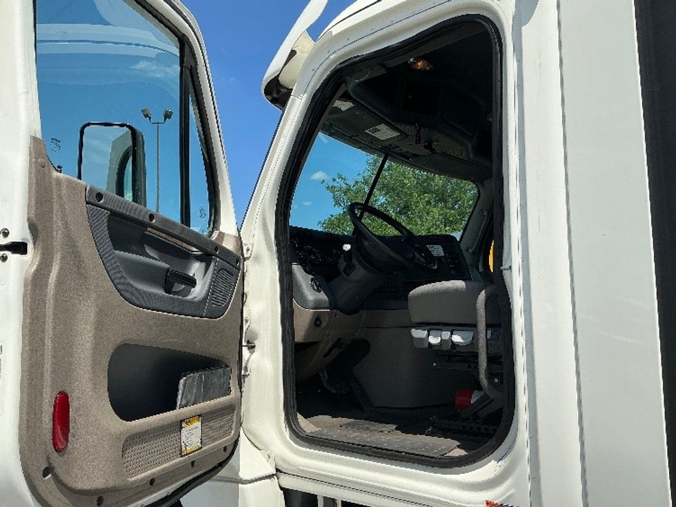 Day Cab Tractor-Heavy Duty Tractors-Freightliner-2019-Cascadia 12564ST-East Chicago-IN-424,198\n\t\tmiles-$ 40,750 - Image 9