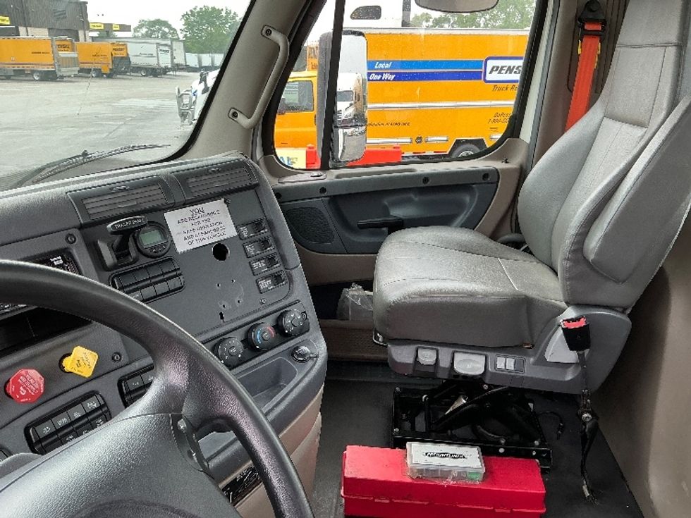 Day Cab Tractor-Heavy Duty Tractors-Freightliner-2019-Cascadia 12564ST-East Chicago-IN-426,505\n\t\tmiles-$ 40,750 - Image 10