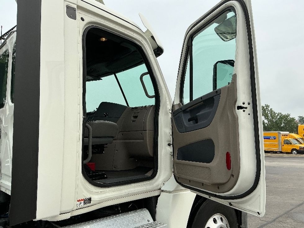 Day Cab Tractor-Heavy Duty Tractors-Freightliner-2019-Cascadia 12564ST-East Chicago-IN-426,505\n\t\tmiles-$ 40,750 - Image 12