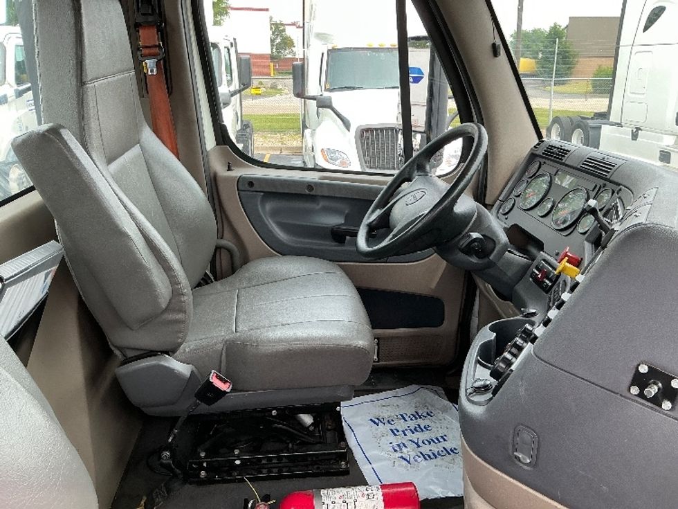 Day Cab Tractor-Heavy Duty Tractors-Freightliner-2019-Cascadia 12564ST-East Chicago-IN-426,505\n\t\tmiles-$ 40,750 - Image 14