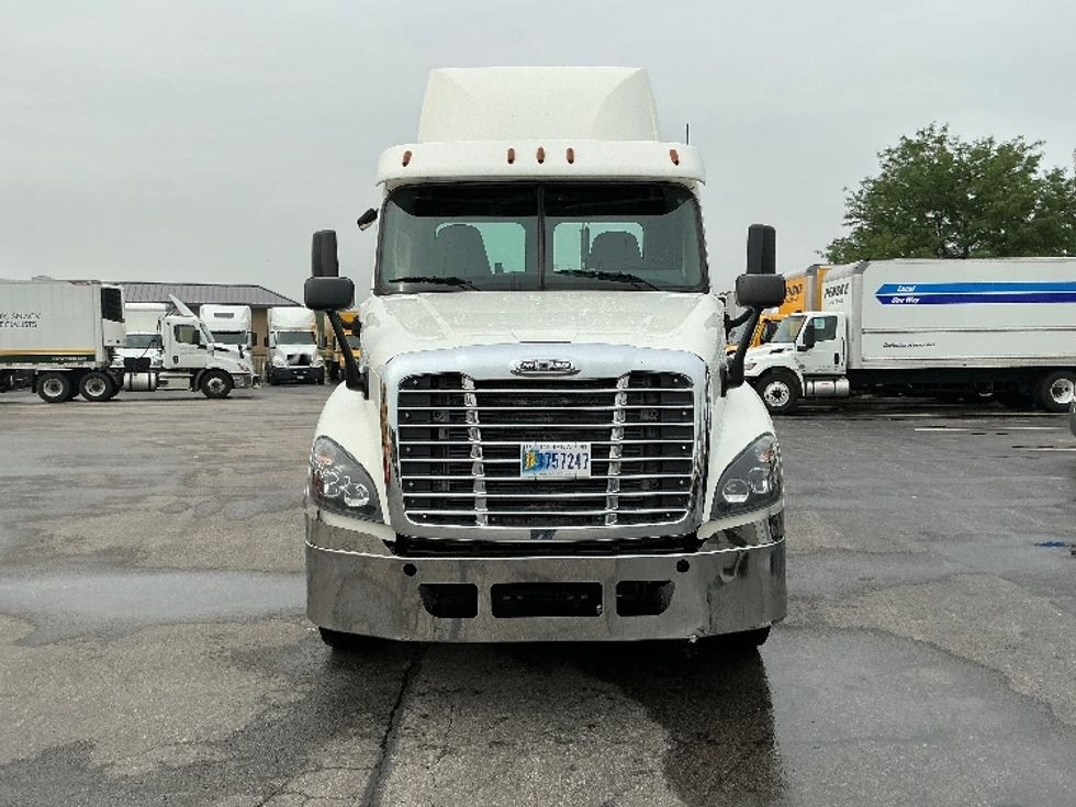 Day Cab Tractor-Heavy Duty Tractors-Freightliner-2019-Cascadia 12564ST-East Chicago-IN-426,505\n\t\tmiles-$ 40,750 - Image 2