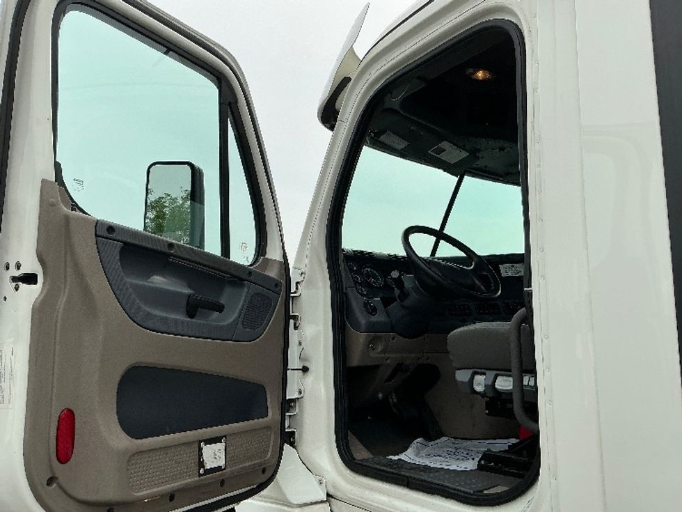 Day Cab Tractor-Heavy Duty Tractors-Freightliner-2019-Cascadia 12564ST-East Chicago-IN-426,505\n\t\tmiles-$ 40,750 - Image 9