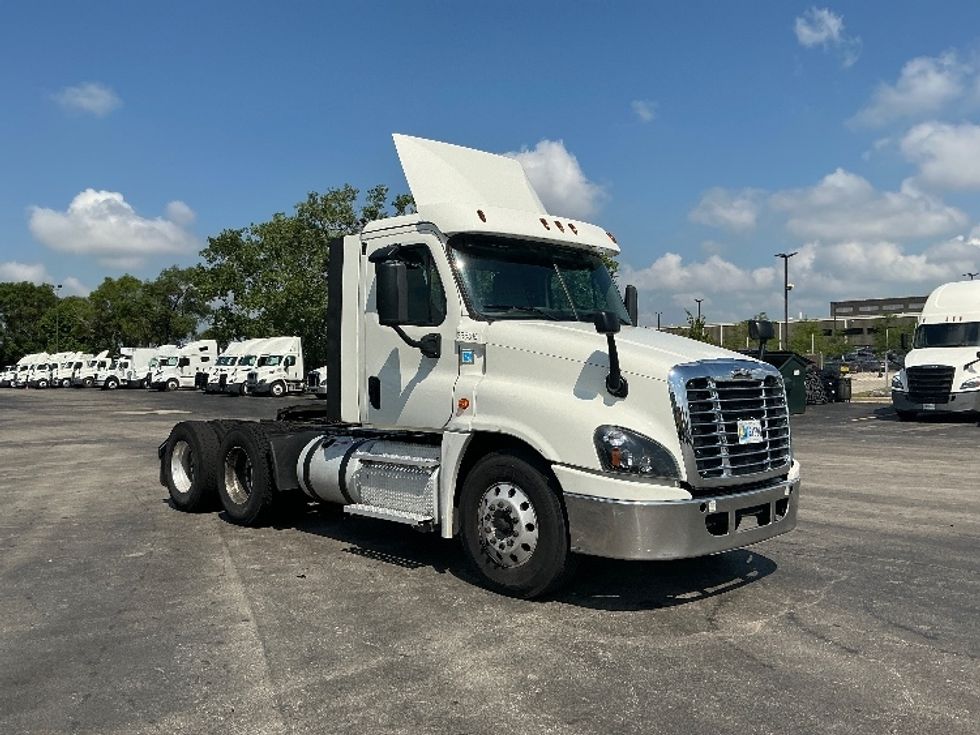 Day Cab Tractor-Heavy Duty Tractors-Freightliner-2019-Cascadia 12564ST-East Chicago-IN-439,801\n\t\tmiles-$ 40,000 - Image 1