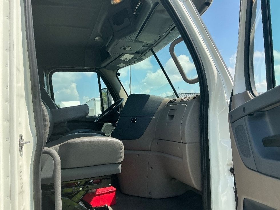 Day Cab Tractor-Heavy Duty Tractors-Freightliner-2019-Cascadia 12564ST-East Chicago-IN-439,801\n\t\tmiles-$ 40,000 - Image 12