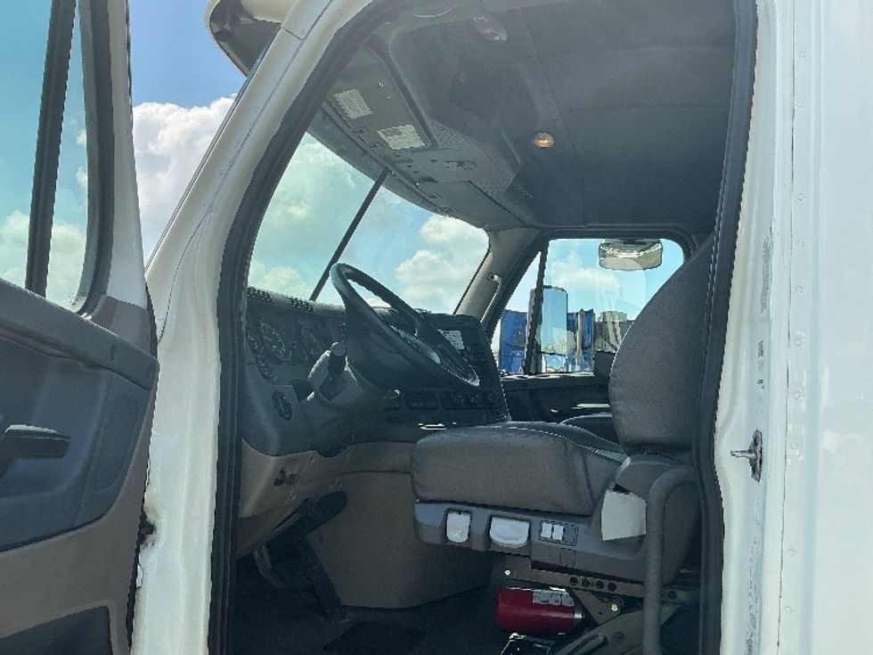 Day Cab Tractor-Heavy Duty Tractors-Freightliner-2019-Cascadia 12564ST-East Chicago-IN-439,801\n\t\tmiles-$ 40,000 - Image 9