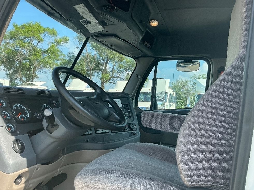 Day Cab Tractor-Heavy Duty Tractors-Freightliner-2019-Cascadia 12564ST-East Chicago-IN-447,327\n\t\tmiles-$ 39,750 - Image 10