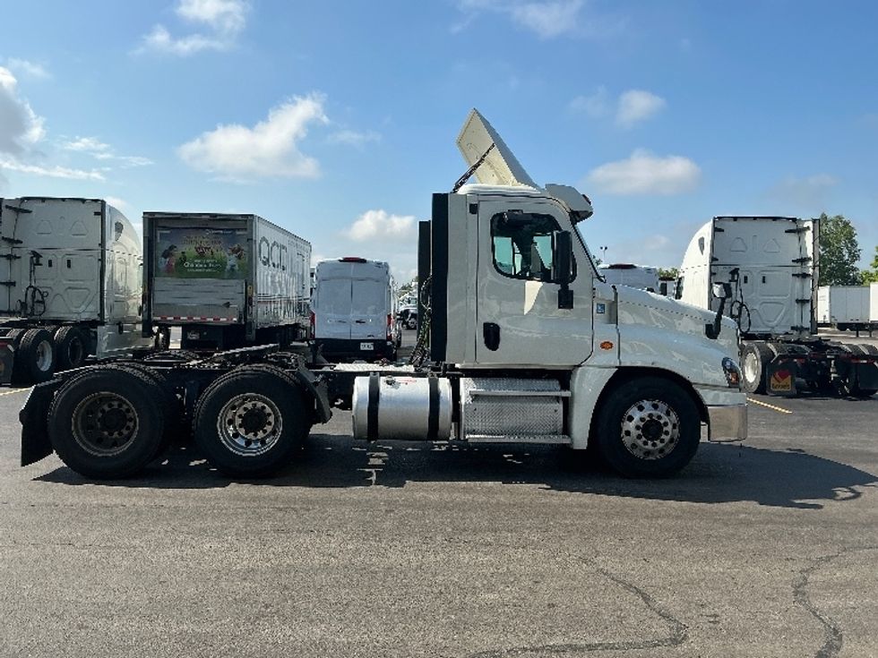 Day Cab Tractor-Heavy Duty Tractors-Freightliner-2019-Cascadia 12564ST-East Chicago-IN-447,327\n\t\tmiles-$ 39,750 - Image 8