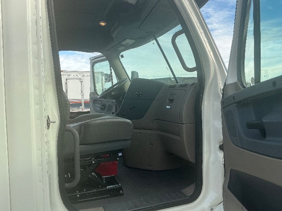 Day Cab Tractor-Heavy Duty Tractors-Freightliner-2019-Cascadia 12564ST-East Chicago-IN-455,588\n\t\tmiles-$ 36,500 - Image 12