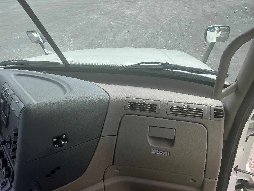 Day Cab Tractor-Heavy Duty Tractors-Freightliner-2019-Cascadia 12564ST-East Chicago-IN-455,588\n\t\tmiles-$ 36,500 - Image 13