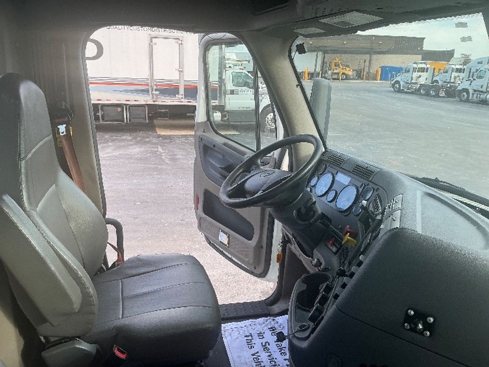 Day Cab Tractor-Heavy Duty Tractors-Freightliner-2019-Cascadia 12564ST-East Chicago-IN-455,588\n\t\tmiles-$ 36,500 - Image 14