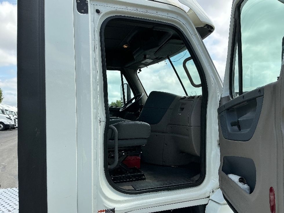 Day Cab Tractor-Heavy Duty Tractors-Freightliner-2019-Cascadia 12564ST-East Chicago-IN-455,721\n\t\tmiles-$ 39,250 - Image 12