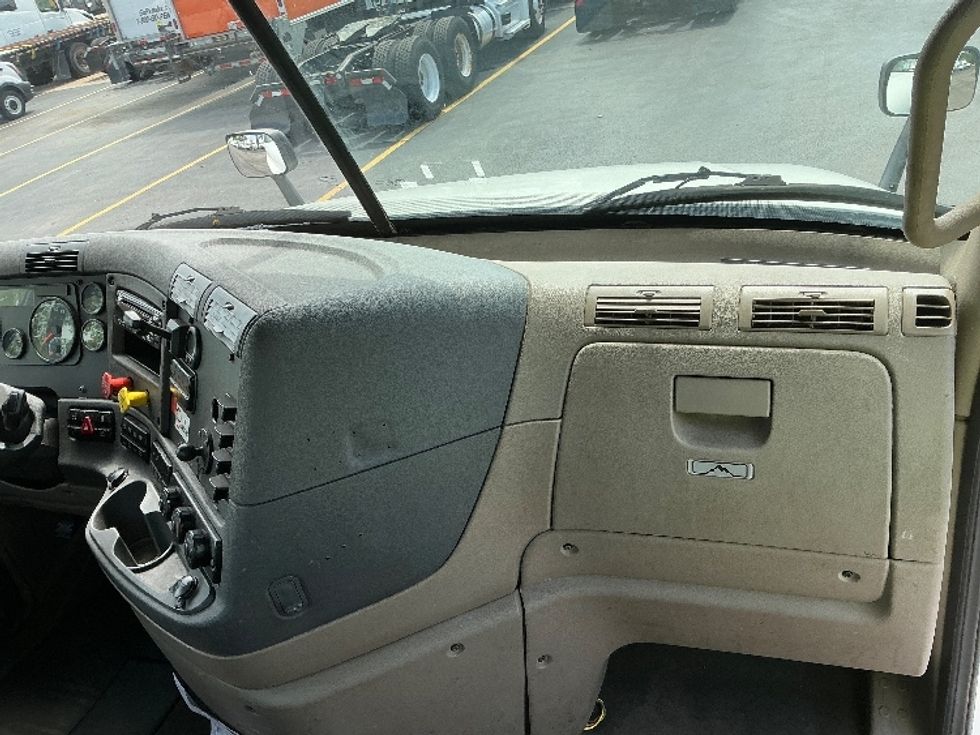 Day Cab Tractor-Heavy Duty Tractors-Freightliner-2019-Cascadia 12564ST-East Chicago-IN-455,721\n\t\tmiles-$ 39,250 - Image 13