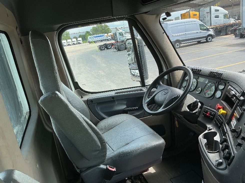 Day Cab Tractor-Heavy Duty Tractors-Freightliner-2019-Cascadia 12564ST-East Chicago-IN-455,721\n\t\tmiles-$ 39,250 - Image 14