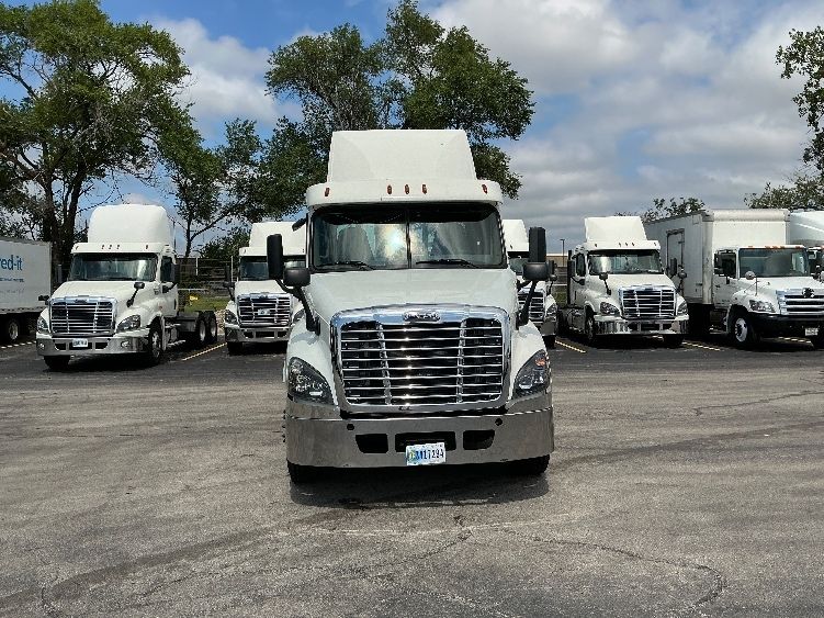2019 Freightliner Cascadia 125" Sleeper Cab photo 2