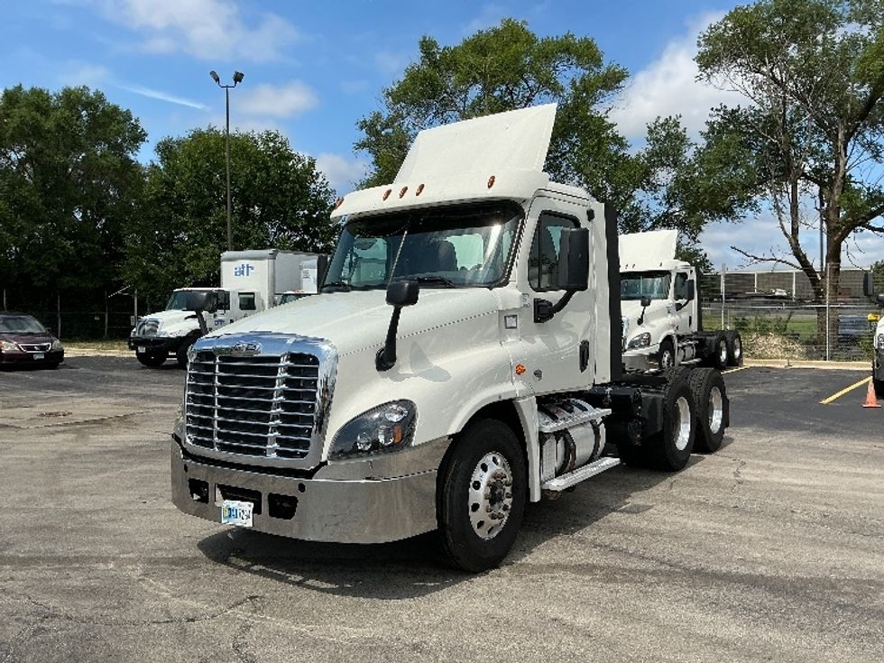 2019 Freightliner Cascadia 125" Sleeper Cab photo 3