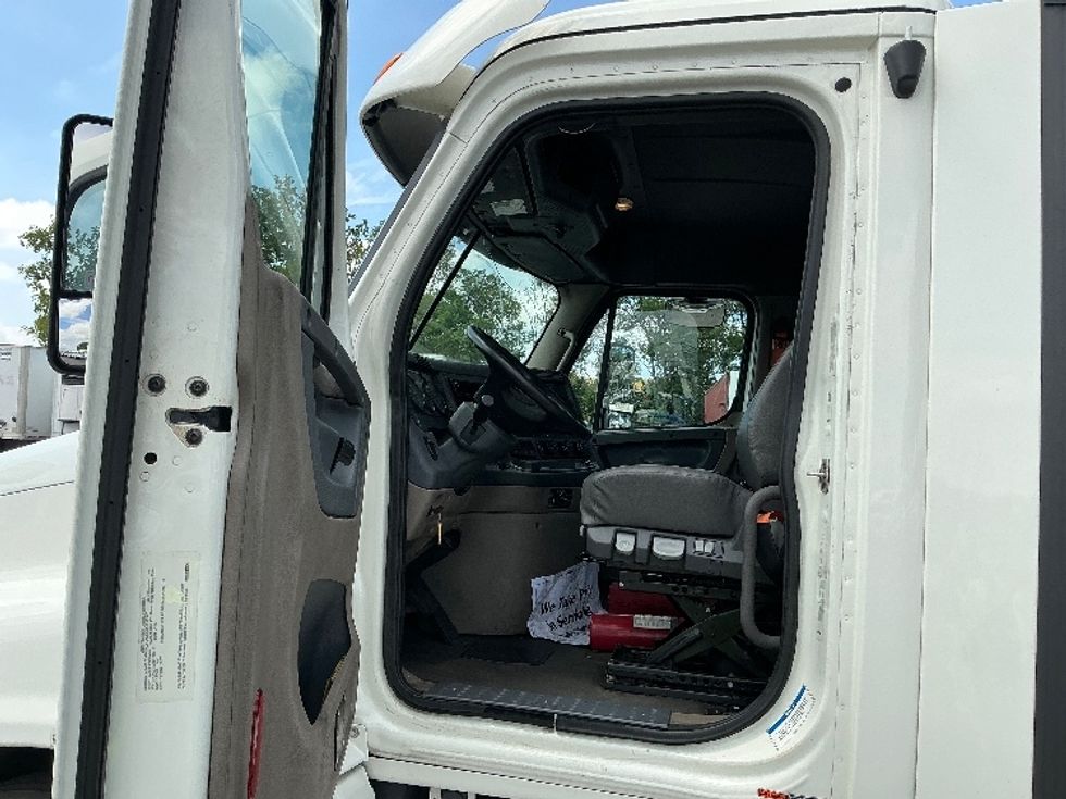 Day Cab Tractor-Heavy Duty Tractors-Freightliner-2019-Cascadia 12564ST-East Chicago-IN-455,721\n\t\tmiles-$ 39,250 - Image 9