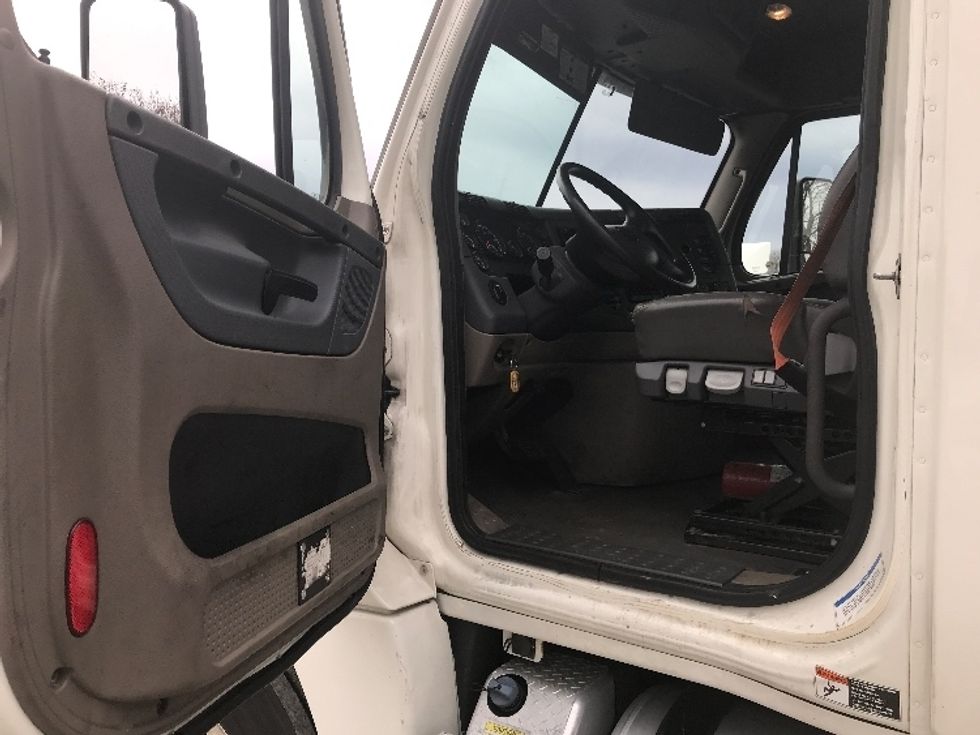 Day Cab Tractor-Heavy Duty Tractors-Freightliner-2019-Cascadia 12564ST-East Chicago-IN-456,968\n\t\tmiles-$ 35,000 - Image 9