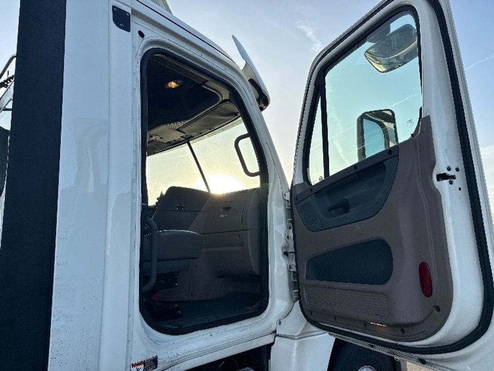 Day Cab Tractor-Heavy Duty Tractors-Freightliner-2019-Cascadia 12564ST-East Chicago-IN-457,331\n\t\tmiles-$ 36,250 - Image 12